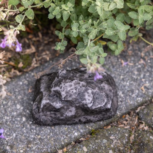 Kő alakú polyresin kulcstartó, 6 x 9 cm