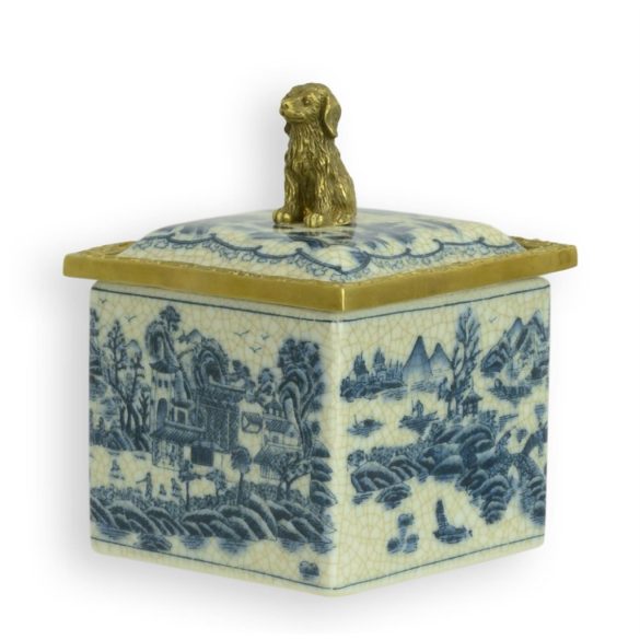 ANTIK STÍLUSÚ, PORCELÁN TÁROLÓ DOBOZ, RÉZ GOMBBAL