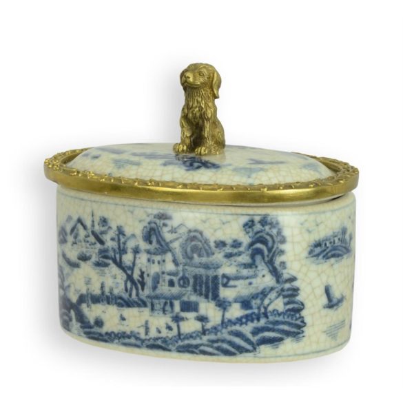 Antik stílusú, ovális porcelán tároló doboz, réz gombbal 