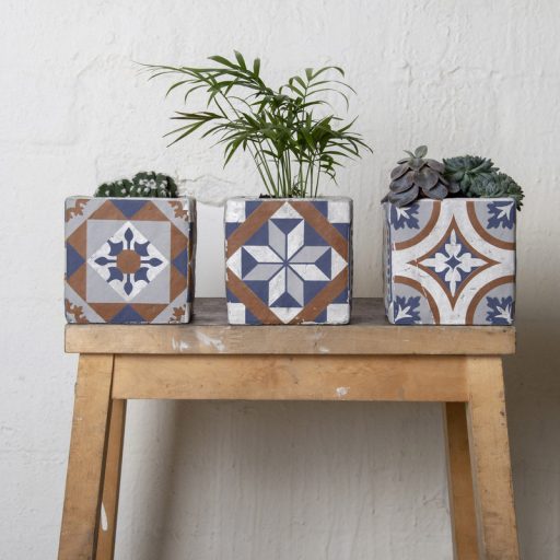 Mediterrán stílusú kerámia virágcserép, portugál mozaik mintával, 11 x 11 cm, kültéri és beltéri dekorációs kiegészítő