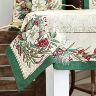   Classic piros bogyós, zöld szélű asztalterítő, 137x180 cm, ezüst lurex