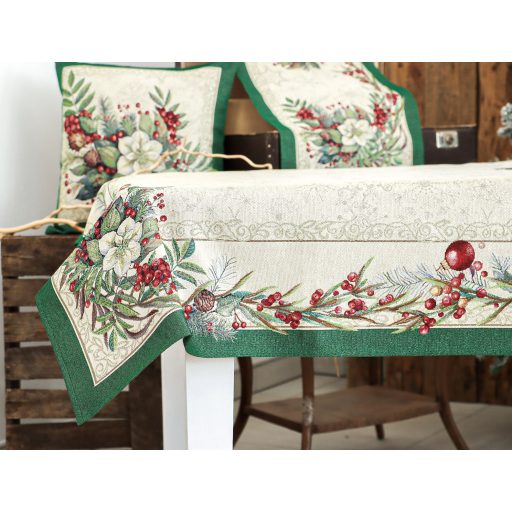 Classic piros bogyós, zöld szélű asztalterítő, 137x240 cm, ezüst lurex