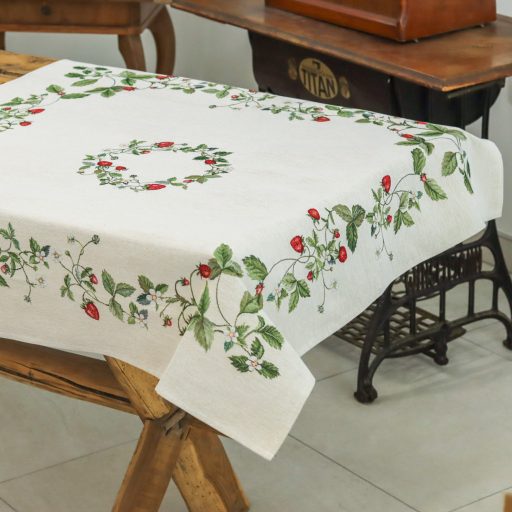 Szamócás asztalterítő, 96x100 cm