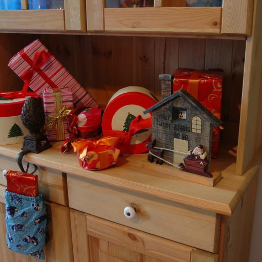 Öntöttvas karácsonyi zoknitartó, toboz díszítéssel, 23 cm