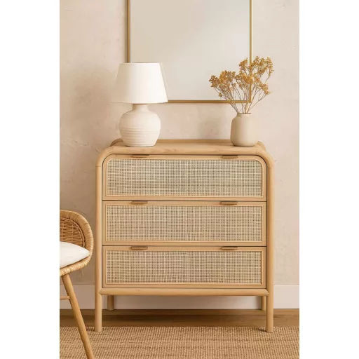 Natúr fenyőfa–rattan komód – 79×39×80 cm